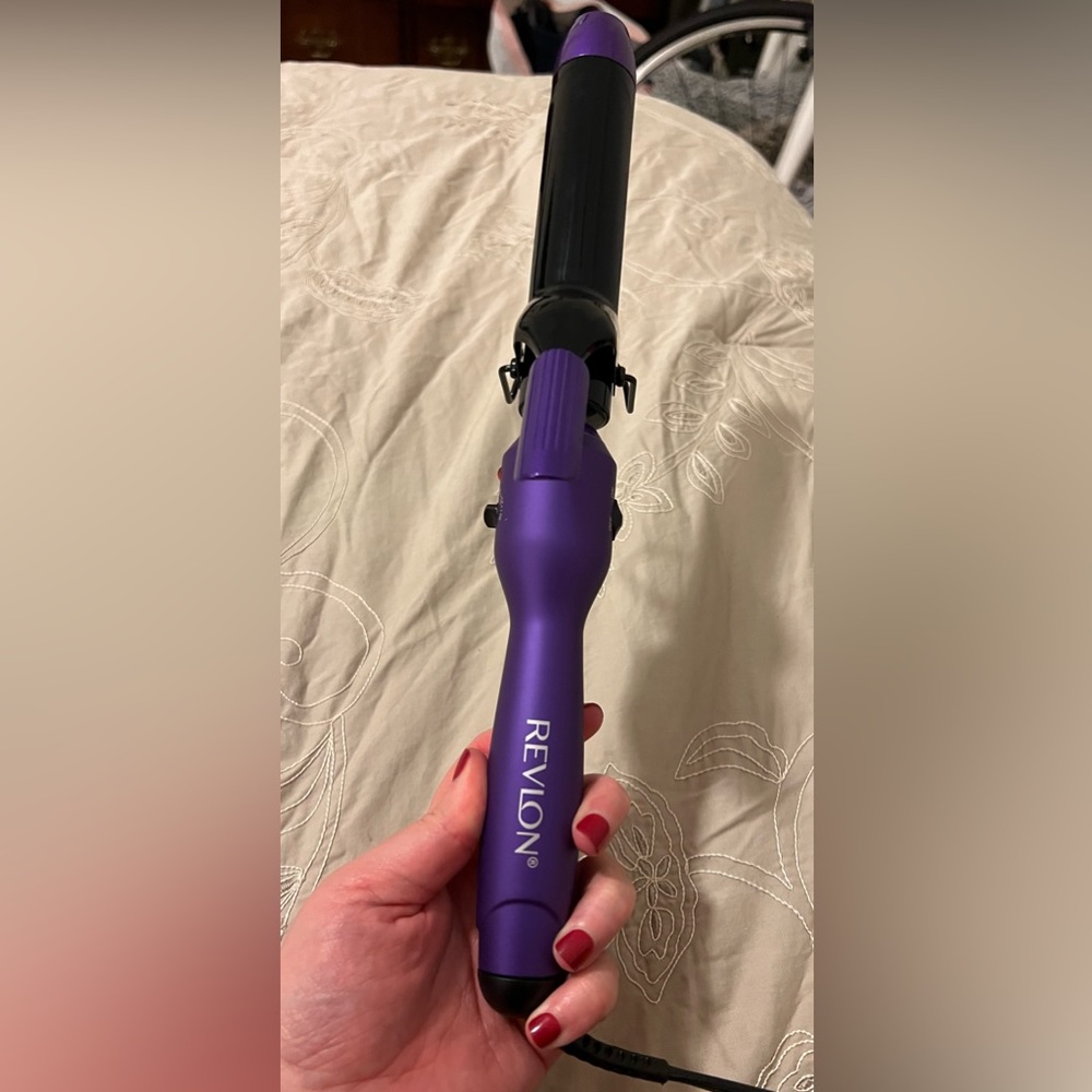 —SOLD— Revlon 1 inch Curling Iron